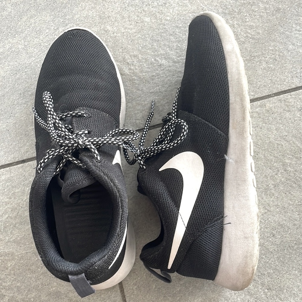 Used black Nike roshe sneakers